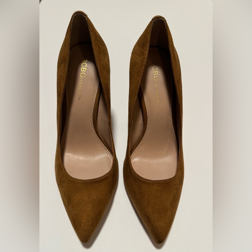BCBG Generation suede tan pump
Size 7
